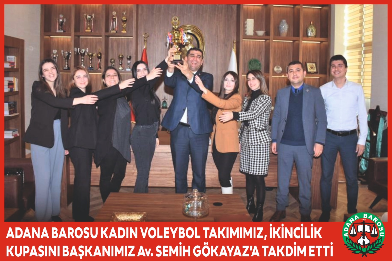 ADANA BAROSU KADIN VOLEYBOL TAKIMIMIZ, İKİNCİLİK KUPASINI BAŞKANIMIZ Av. SEMİH GÖKAYAZ’A TAKDİM ETTİ